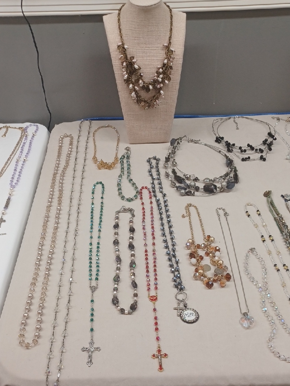 Preview For 5-19-26 .. 16lbs Of Crystal.. 8.00 Starts On Necklaces - Picture 6 of 17